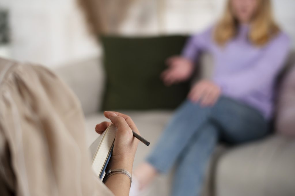 sided-view-young-girl-talking-therapist (4)